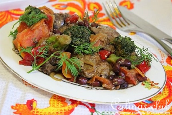 Куриная печень тушеная с овощами