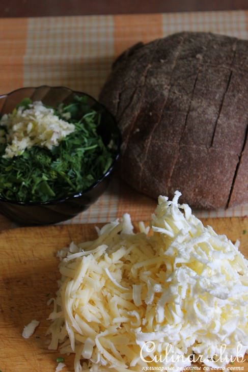 Пикничный хлеб с сыром, зеленью и чесноком
