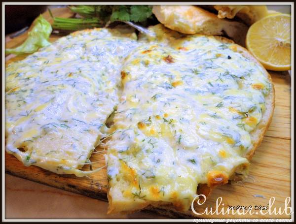 Лепёшка с сыром и зеленью.