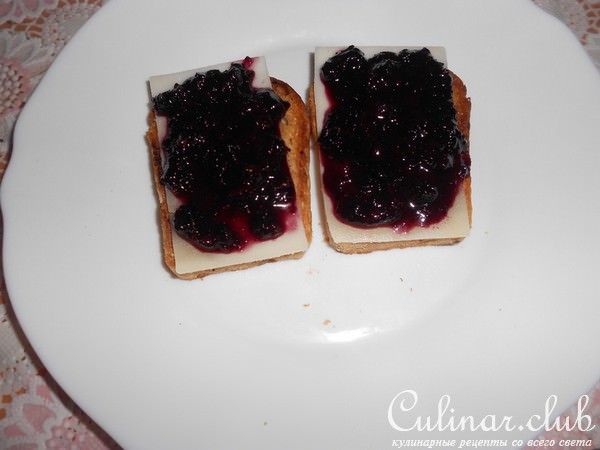 Брускетта с козьим сыром и черникой
