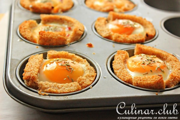 Корзинки из цельнозернового хлеба с яйцом и беконом
