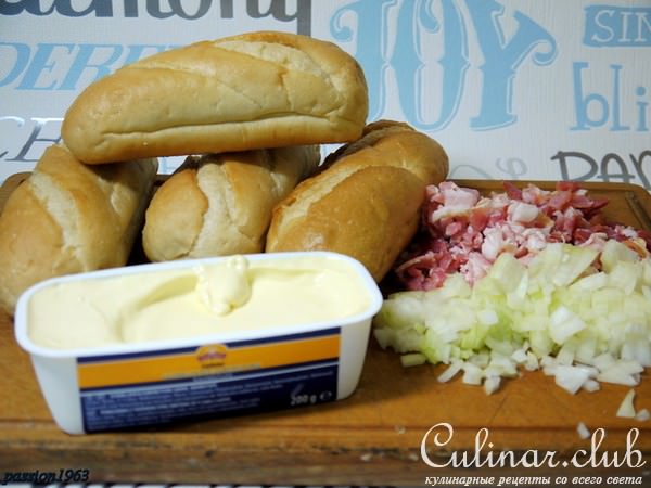 Горячие бутерброды с луком и беконом а ля фламмкухен