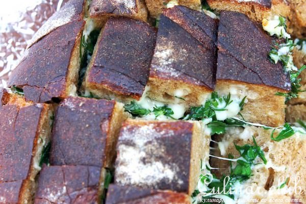 Пикничный хлеб с сыром, зеленью и чесноком