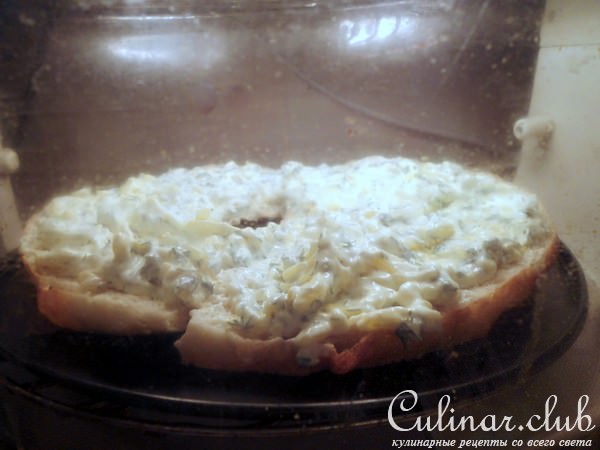 Лепёшка с сыром и зеленью.