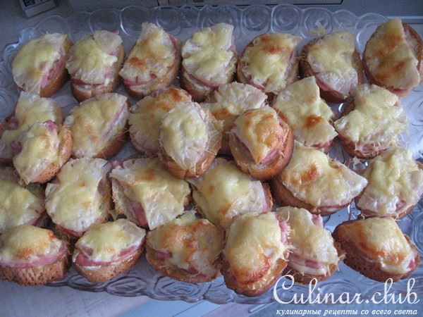 Горячие бутерброды с ветчиной и ананасами