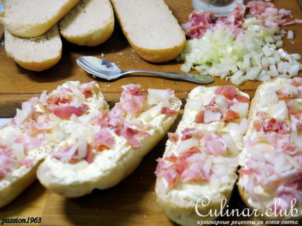 Горячие бутерброды с луком и беконом а ля фламмкухен