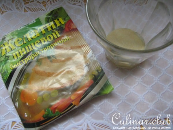 Десертный кабачковый рулет с клубникой и мятой.