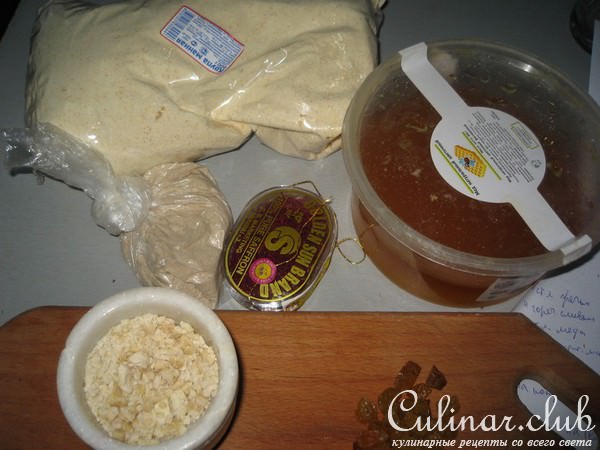 Халва манная с орешками и изюмом.