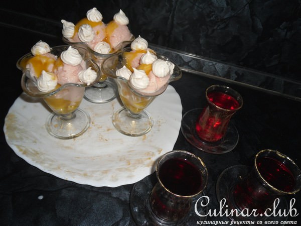 Грейпфрутовое мороженое с манговым соусом и безе "Baiser de pamplemousse"