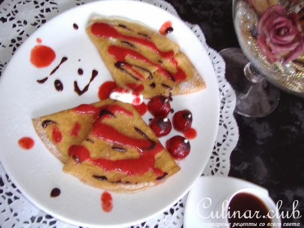 Блины под клубничным соусом