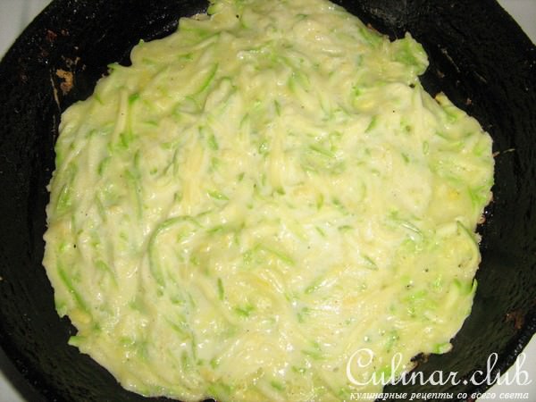 Десертный кабачковый рулет с клубникой и мятой.