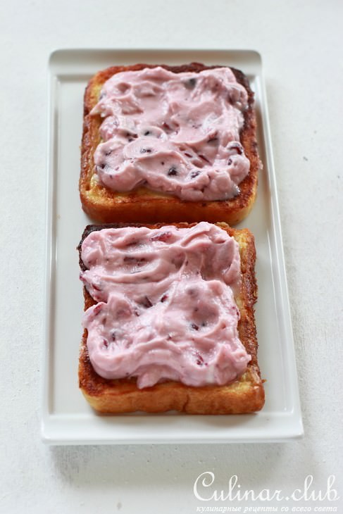 Французские тосты с творожным сыром и клюквенным соусом