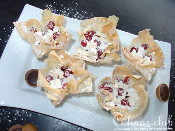 Фило-корзиночки с козьим сыром.