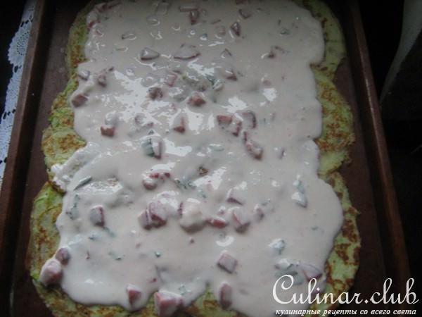 Десертный кабачковый рулет с клубникой и мятой.