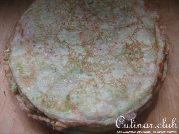 Десертный кабачковый рулет с клубникой и мятой.