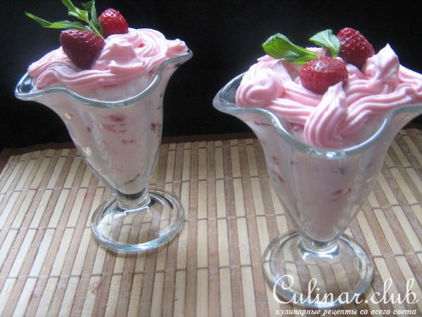 Десертный кабачковый рулет с клубникой и мятой.