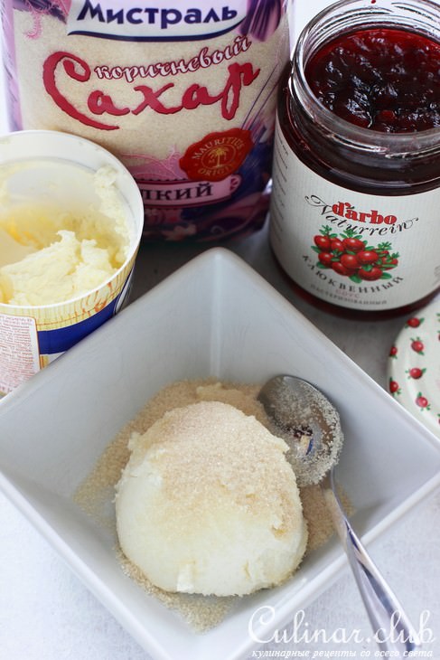 Французские тосты с творожным сыром и клюквенным соусом