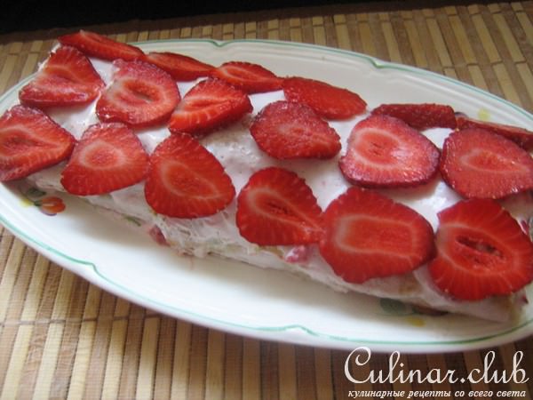 Десертный кабачковый рулет с клубникой и мятой.