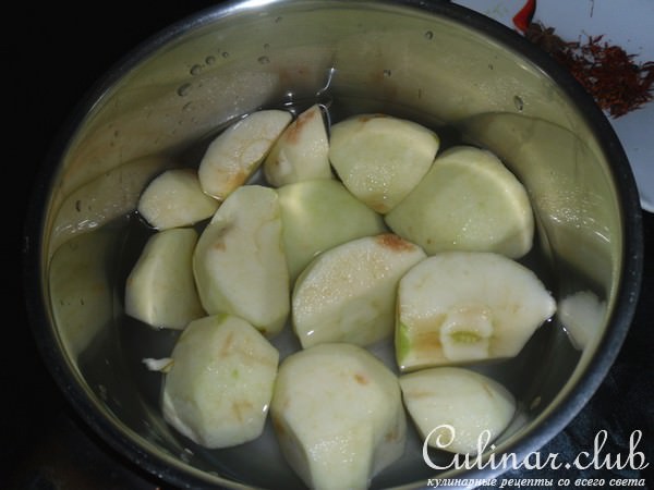 Десерт с кремом шантильи и яблоками "Golden Apples Gisperid"