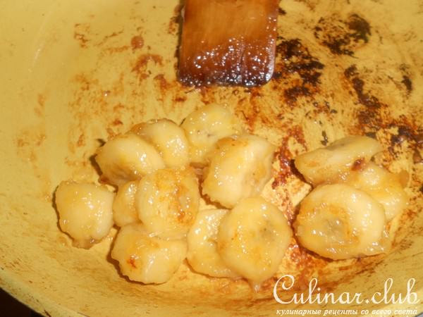 Мороженое из авокадо с жареными бананами