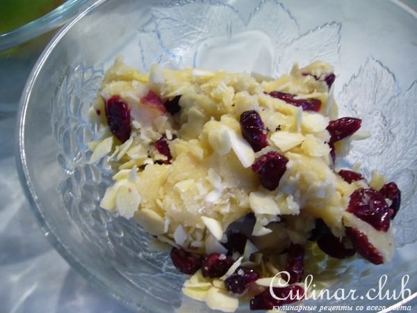 Печеные яблоки с марципаном и клюквой