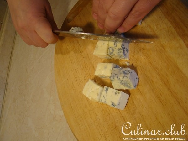 Медовая груша в вине с сыром Дор Блю