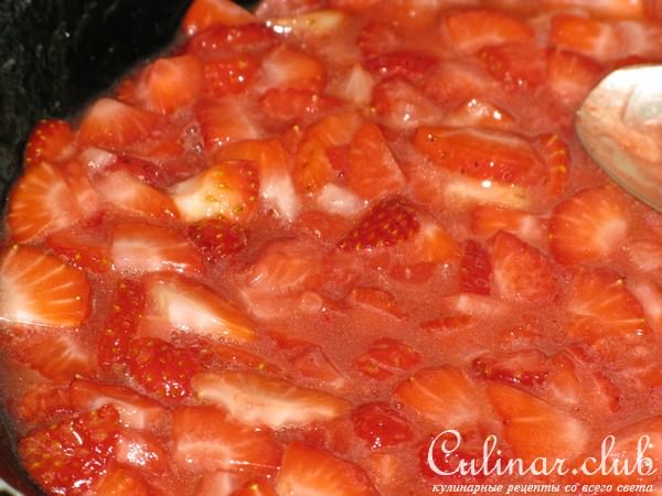 Карамелизированная клубника под соусом "Муслен"