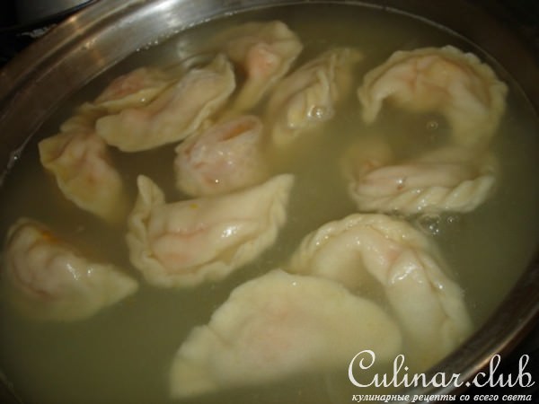 Вареники с абрикосами под сметанно-ванильным соусом и корицей.