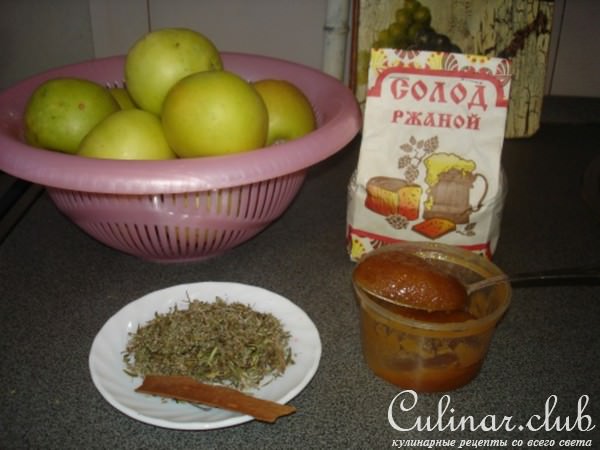 Яблоки моченые с корицей, душицей, зверобоем и мятой.