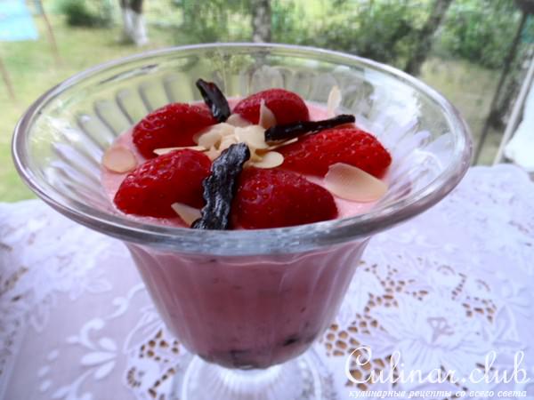 Суфле из сметаны,клубники и чернослива.