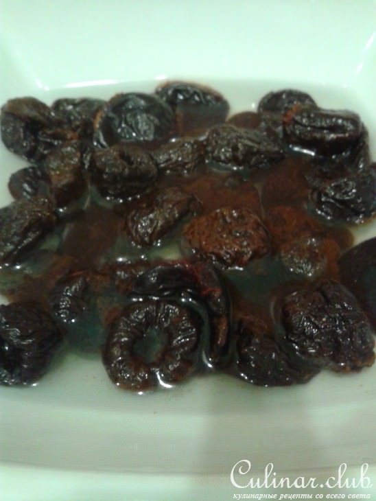 Десерт из моркови, яблок и чернослива со сливками