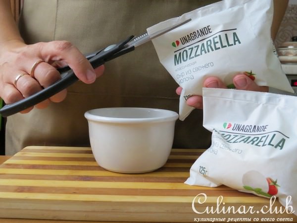 Десертные розы из моцареллы
