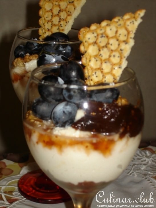 Мусс с медом грецкими орехами и виноградом.