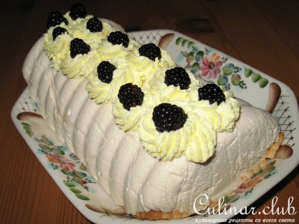Сырно-творожный десерт с ежевикой и морошкой.