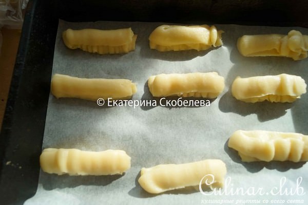 Эклеры с воздушным творожной начинкой и глянцевой шоколадной глазурью
