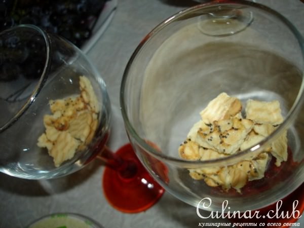 Мусс с медом грецкими орехами и виноградом.