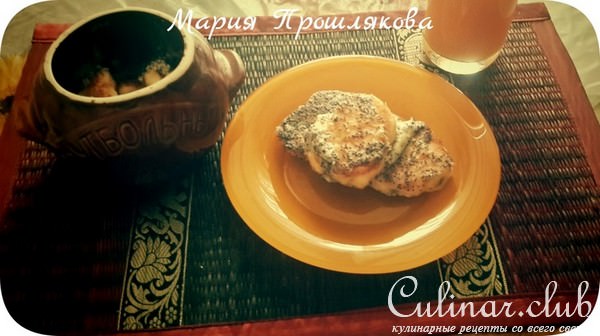 Сырники с изюмом и маковым соусом