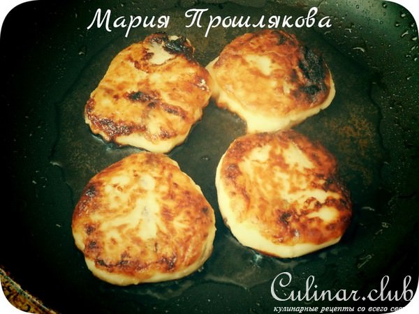 Сырники с изюмом и маковым соусом