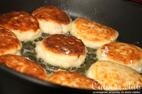 Сырники с фисташками и с соусом из инжира и красного вина.