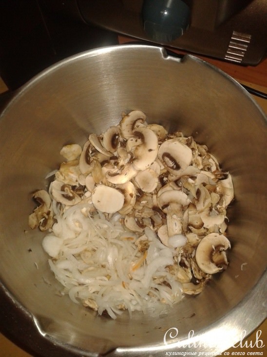 Злаковая каша с овощами, грибами И соусом из печеного перца и томатов.