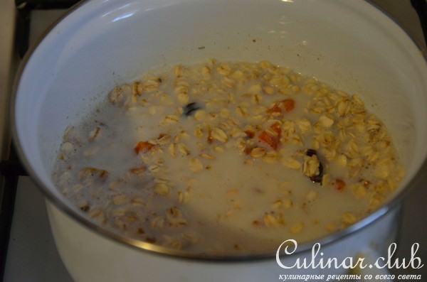 Овсяная каша с сухофруктами и орехами