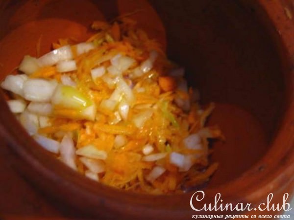 Гречка с курицей и шампиньонами в горшочках