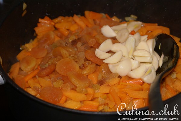 Плов из коричневого риса с тыквой, курагой и изюмом