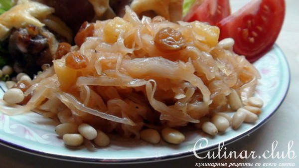 Капуста тушёная с изюмом, яблоками и мускатом.