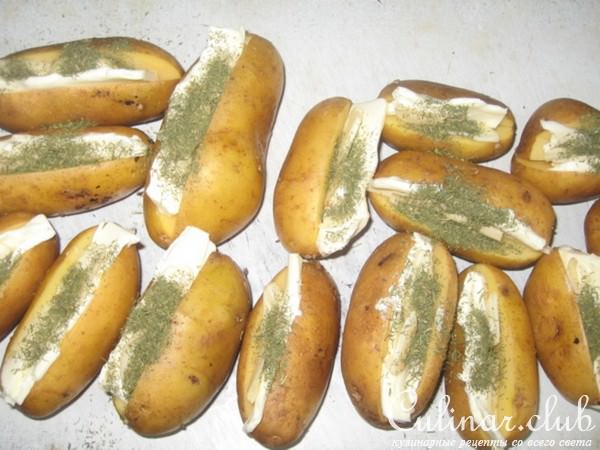 Запеченый свежий картофан.
