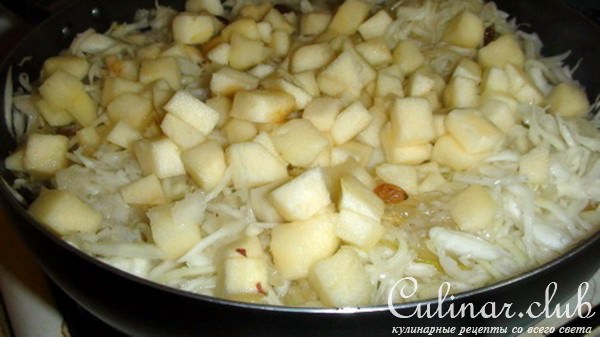 Капуста тушёная с изюмом, яблоками и мускатом.