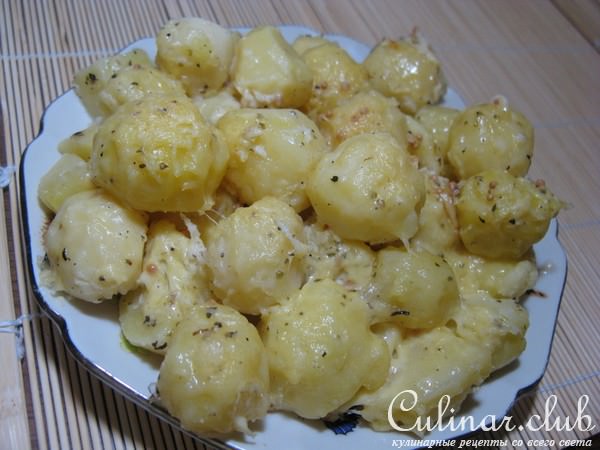 Картофель запечёный с заливкой и сыром