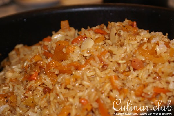 Плов из коричневого риса с тыквой, курагой и изюмом