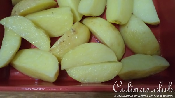 Молодой картофель запеченный с козьим сыром и пряными травами.