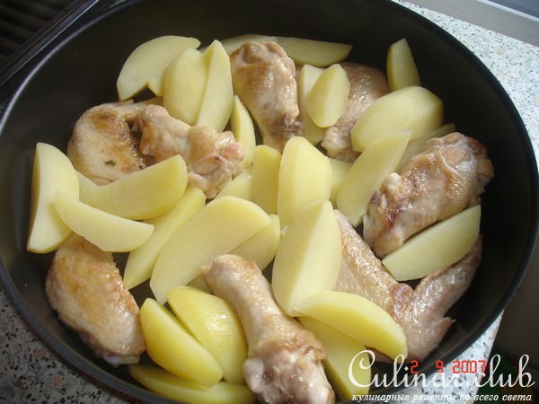 Курица с картофелем под грибным соусом